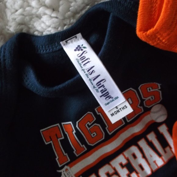 NEW - 2 Pack Detroit Tigers Infant Bodysuits - 6 Months - Picture 5 of 9
